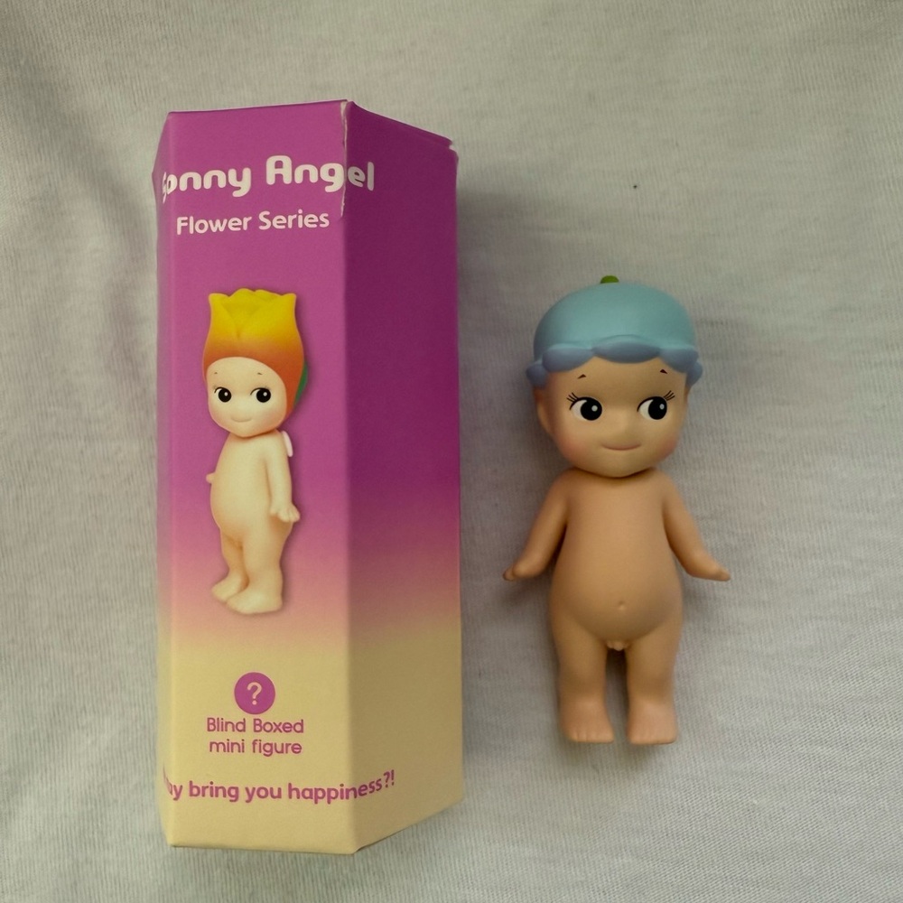 NWT Sonny Angel Flower Series Mini Figure - Lily Bell